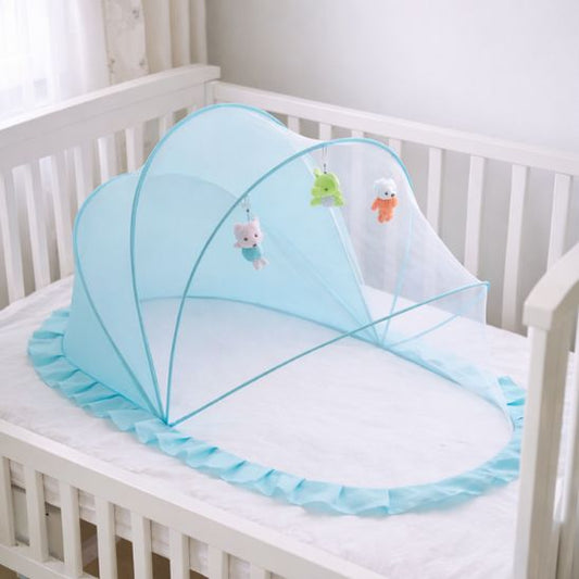 Moustiquaires bebe lit turquoise installée dans berceau nouveau-né