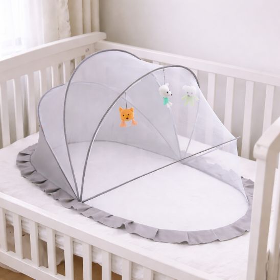 Moustiquaires bebe lit gris installée dans berceau nouveau-né