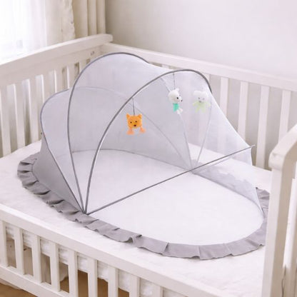 Moustiquaires bebe lit gris installée dans berceau nouveau-né