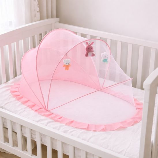 Moustiquaires bebe lit rose installée dans berceau nouveau-né