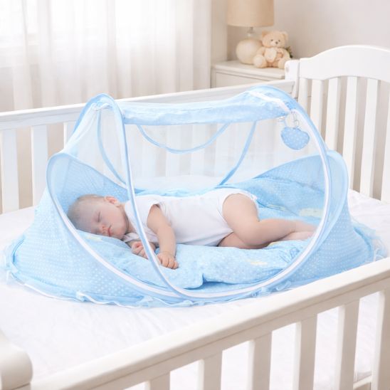 Moustiquaires lit bebe bleu bébé dort dans lit à barreaux chambre bébé