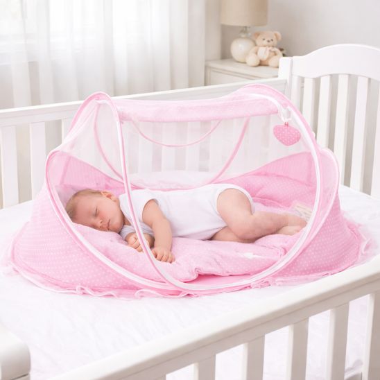 Moustiquaires lit bebe rose bébé dort dans lit à barreaux chambre bébé
