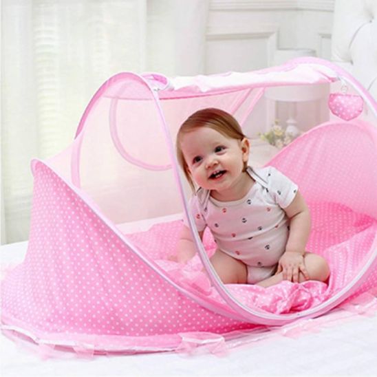 Moustiquaires lit bebe rose bébé assis souriant intérieur chambre