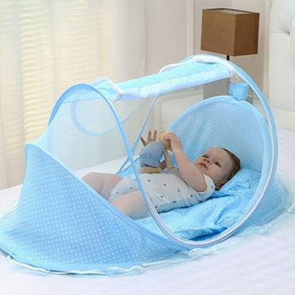 Moustiquaires lit bebe bleu bébé allongé jouant intérieur chambre