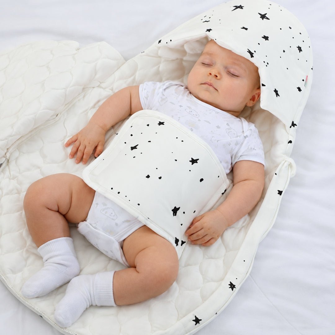 Bébé dans le nid d'ange ouvert, bande ventrale fermée