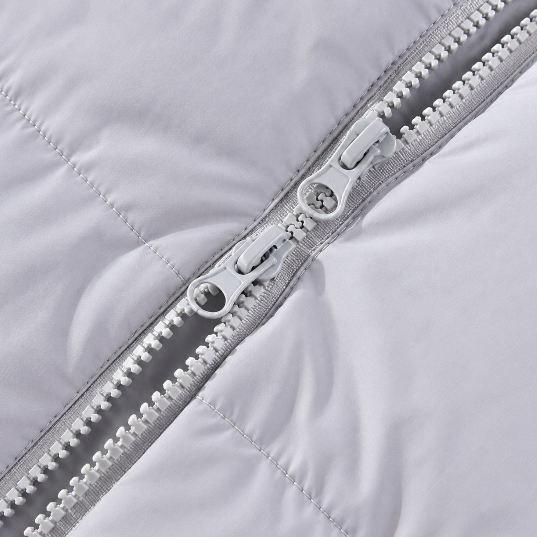 Gros plan sur le double zip du nid d'ange doudoune