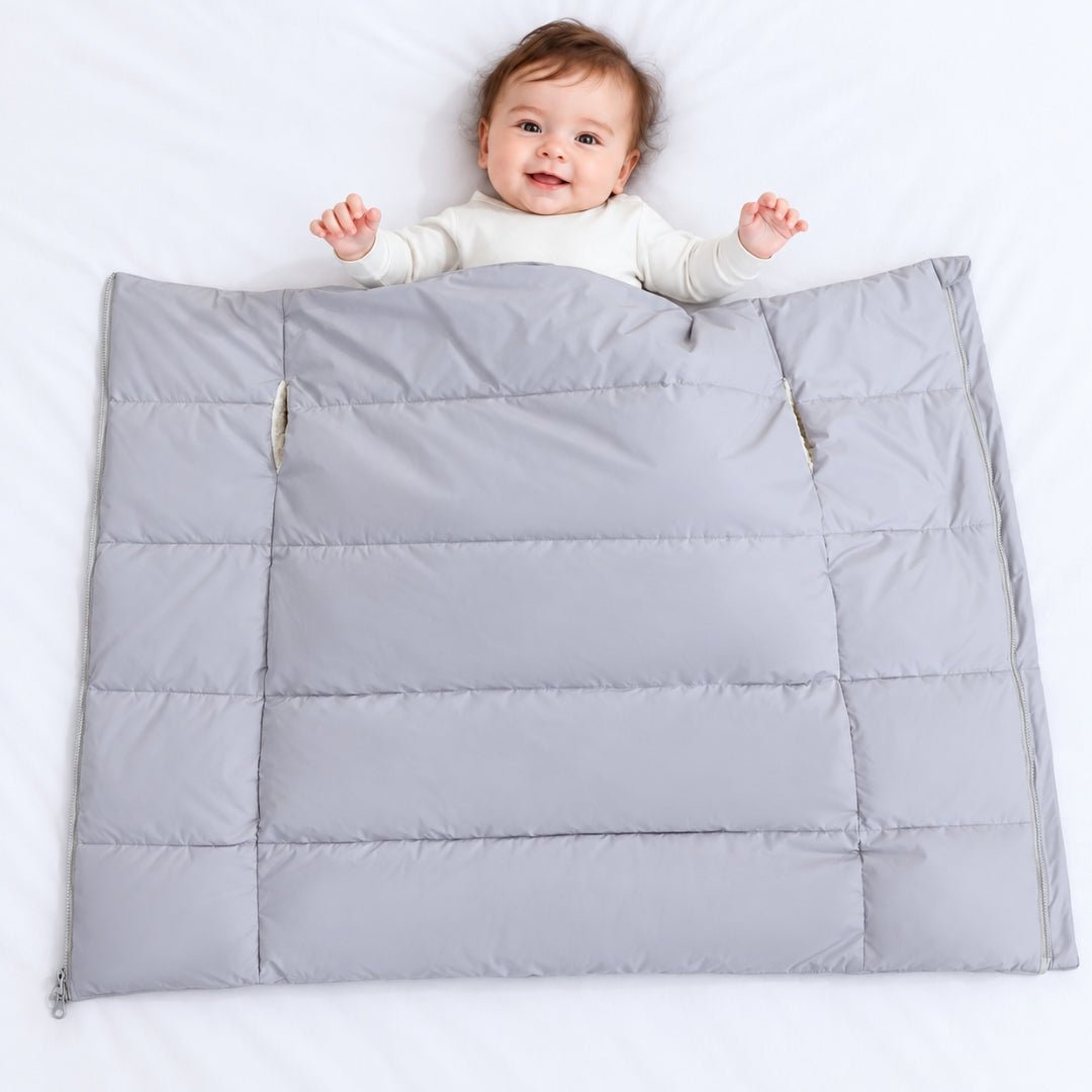 Nid d'ange doudoune déplié et utilisé comme couverture chaude pour bébé