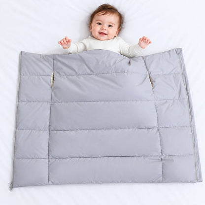 Nid d'ange doudoune déplié et utilisé comme couverture chaude pour bébé