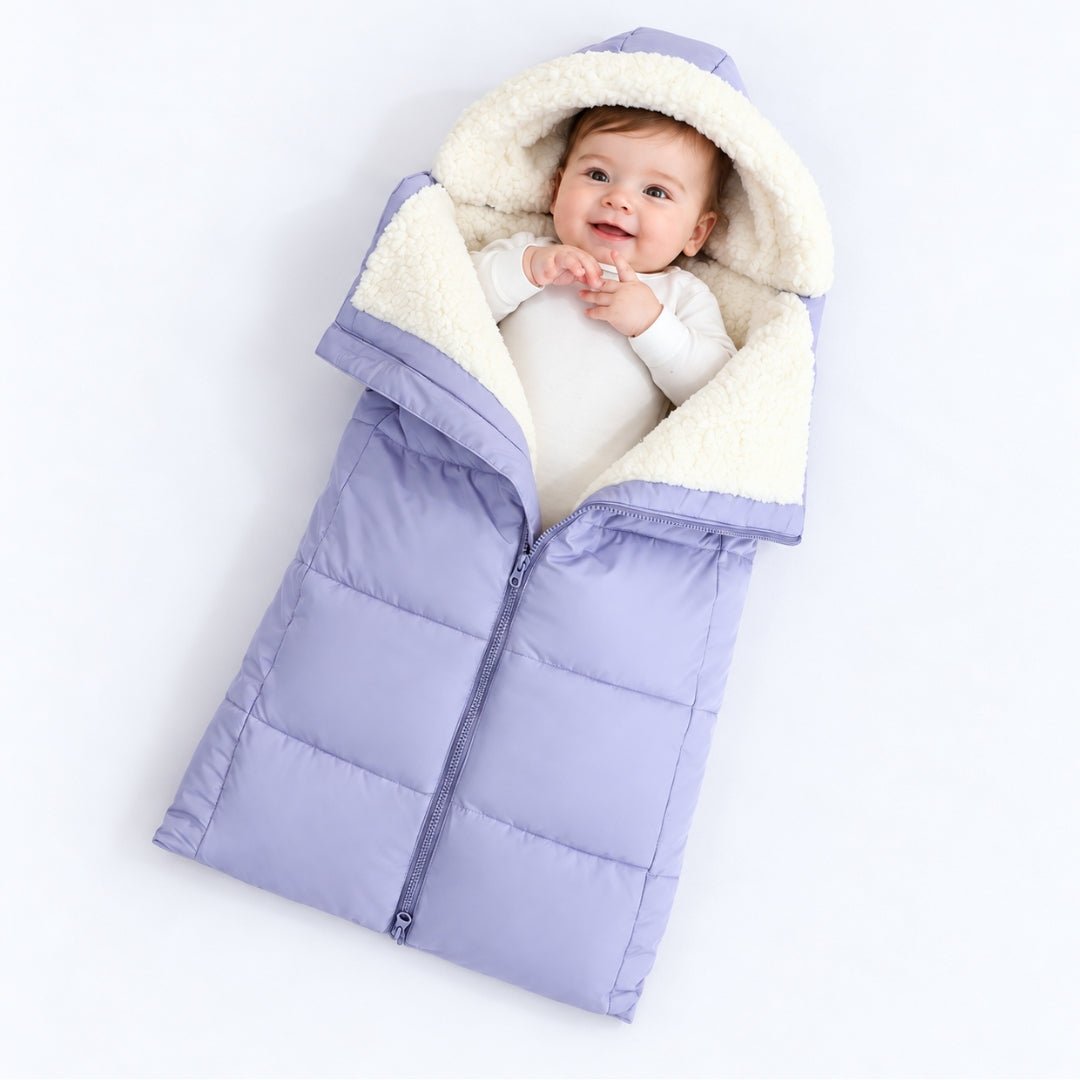 Bébé dans un nid d'ange lavande à moitié ouvert, intérieur sherpa visible