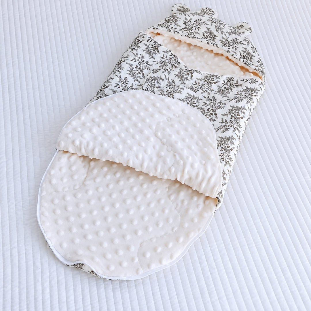 Nid d'ange ouvert, intérieur en velours minky à pois