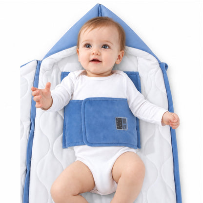Bébé souriant installé dans son nid d'ange hiver
