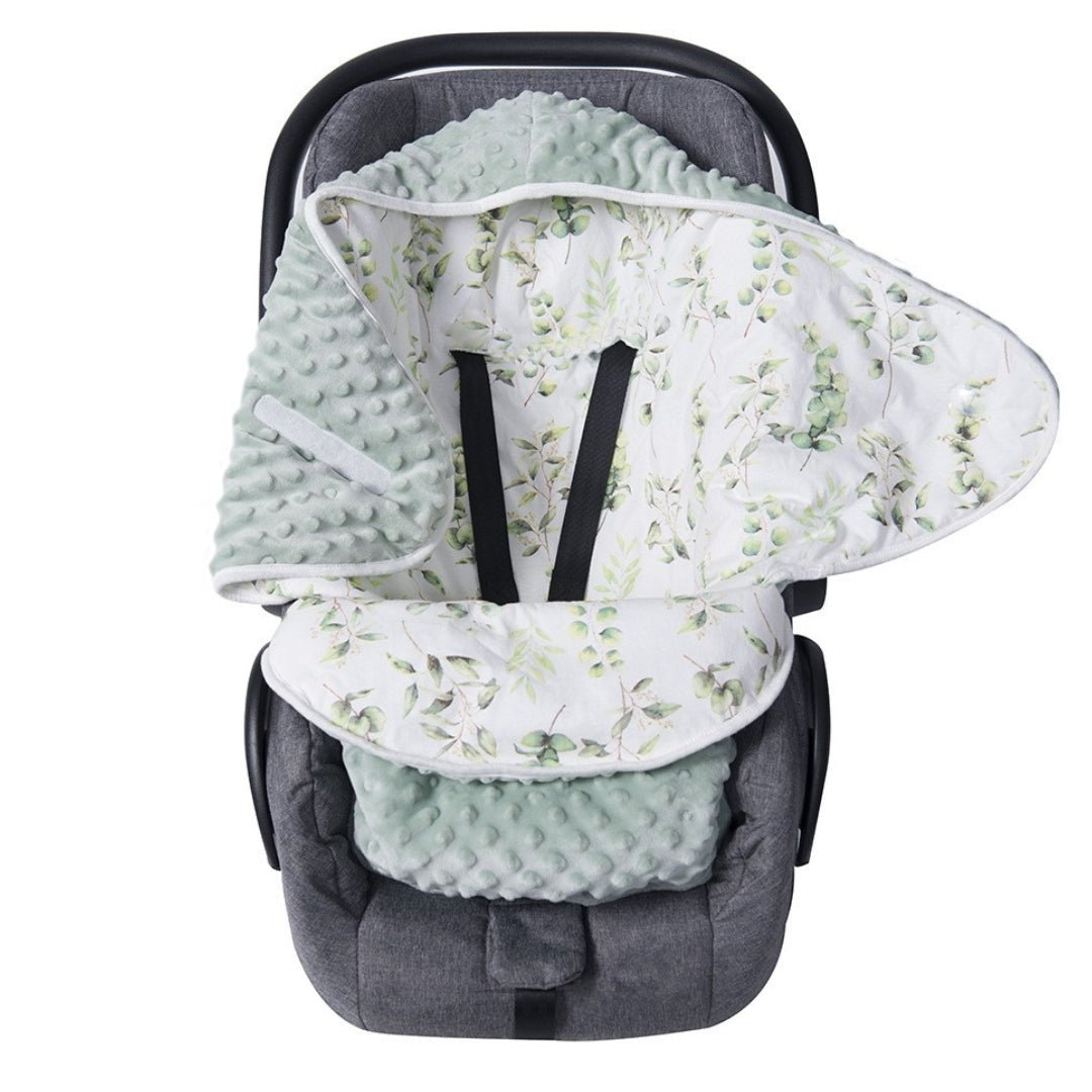 Nid d'ange minky vert sauge à feuilles d'eucalyptus installé dans un cosy