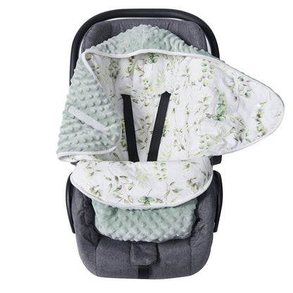Nid d'ange minky vert sauge à feuilles d'eucalyptus installé dans un cosy