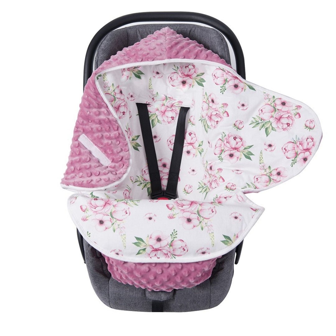 Nid d'ange minky rose à pivoines ouvert dans un cosy