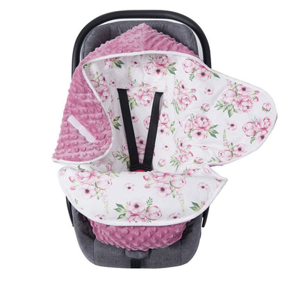 Nid d'ange minky rose à pivoines ouvert dans un cosy