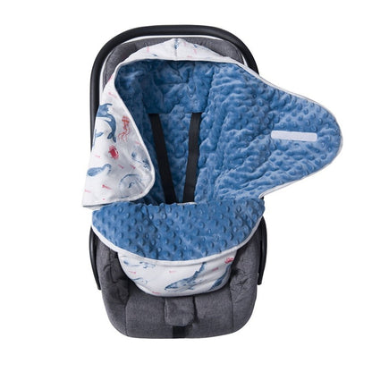 Nid d'ange minky bleu Monde Marin ouvert dans un cosy, harnais passé