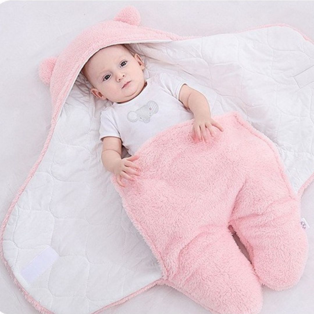 Bébé dormant paisiblement dans son nid d’ange douillet