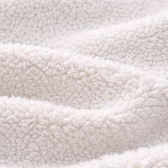 Gros plan tissu sherpa ultra-doux nid d'ange bébé blanc