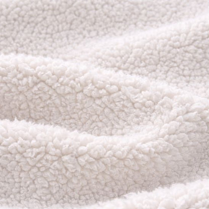 Gros plan tissu sherpa ultra-doux nid d'ange bébé blanc