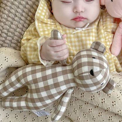 Ourson en peluche classique présenté comme cadeau de naissance