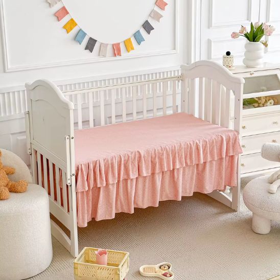 Jupe de lit bébé rose à double volant pour parure de berceau florale coton organique