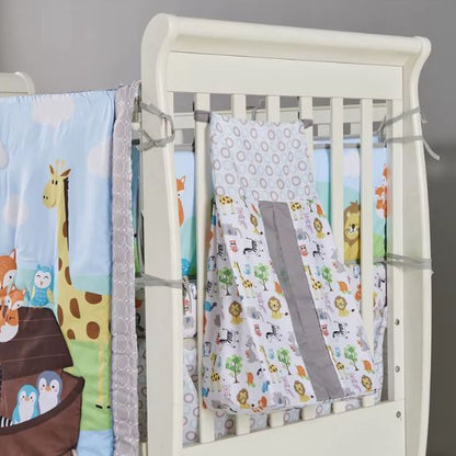 Détail tour de lit parure bébé animaux savane avec rangement tissu accroché aux barreaux du berceau