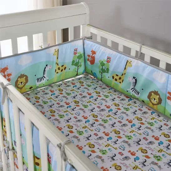 Vue de dessus intérieur berceau avec tour de lit animaux savane et drap-housse multicolore