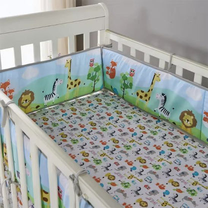 Vue de dessus intérieur berceau avec tour de lit animaux savane et drap-housse multicolore
