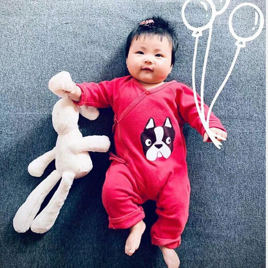 Nouveau-né allongé serrant une peluche lapin douce et rassurante