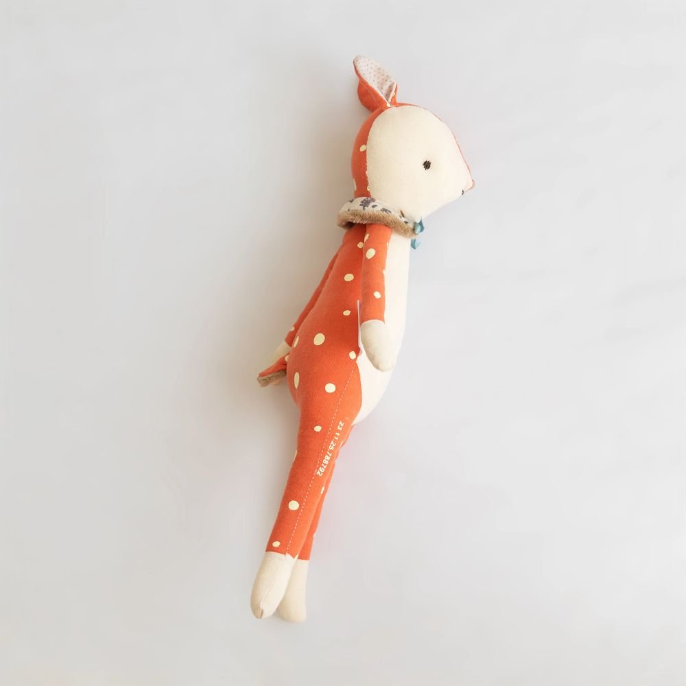 Peluche renard tendre et réconfortante sur tapis moelleux