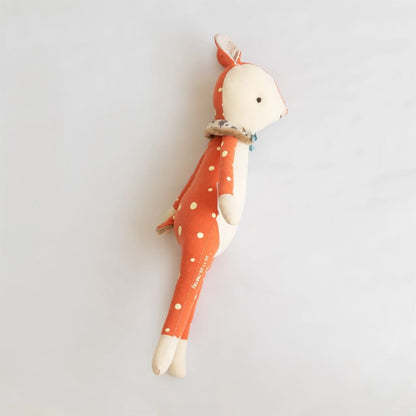 Peluche renard tendre et réconfortante sur tapis moelleux