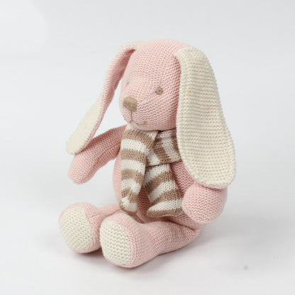Peluche au tricot lapin rose vue de profil, longues oreilles crème
