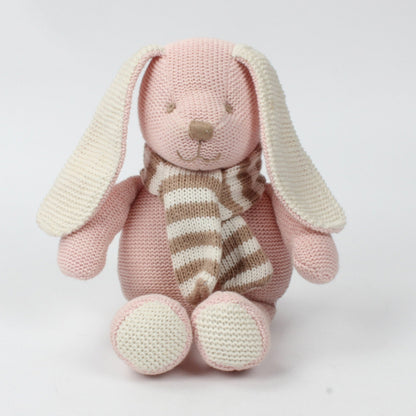 Peluche au tricot lapin rose en coton avec son écharpe rayée