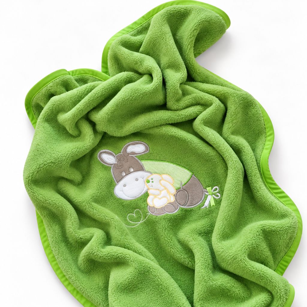 Petite couverture bébé verte drapée, motif petit âne brodé