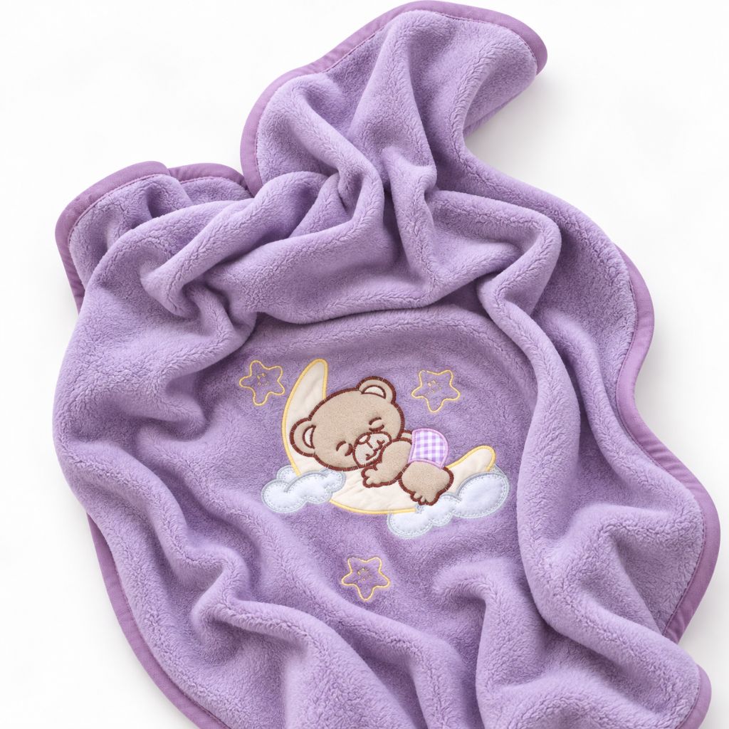 Petite couverture bébé violette drapée, motif ourson et lune brodé