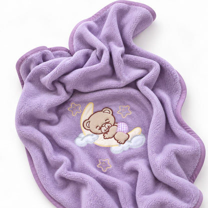 Petite couverture bébé violette drapée, motif ourson et lune brodé