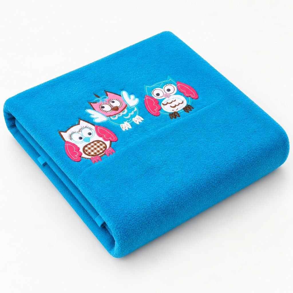 Plaid polaire pour bébé coloris bleu, plié avec hiboux appliqués