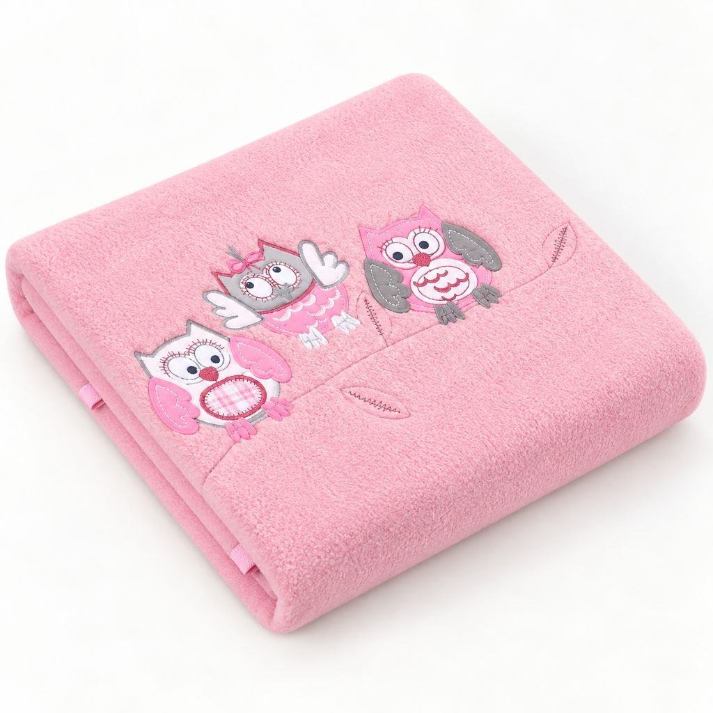 Plaid polaire pour bébé coloris rose, plié avec hiboux appliqués