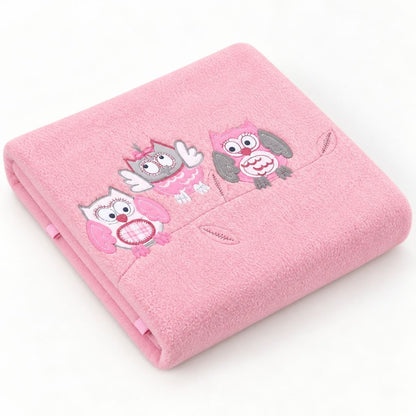 Plaid polaire pour bébé coloris rose, plié avec hiboux appliqués