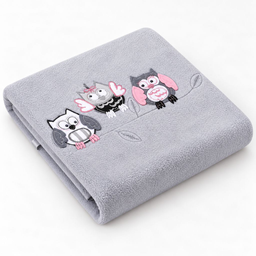 Plaid polaire pour bébé coloris gris, plié avec hiboux appliqués