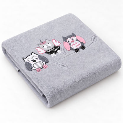 Plaid polaire pour bébé coloris gris, plié avec hiboux appliqués
