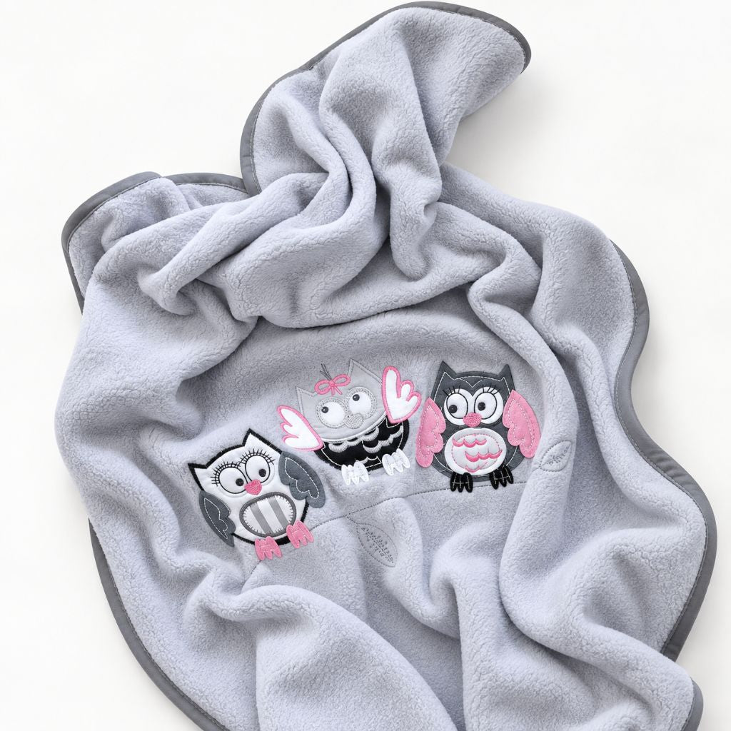 Plaid polaire pour bébé gris avec hiboux appliqués, drapé