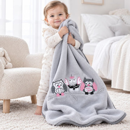 Bébé debout dans sa chambre tenant le plaid polaire pour bébé gris