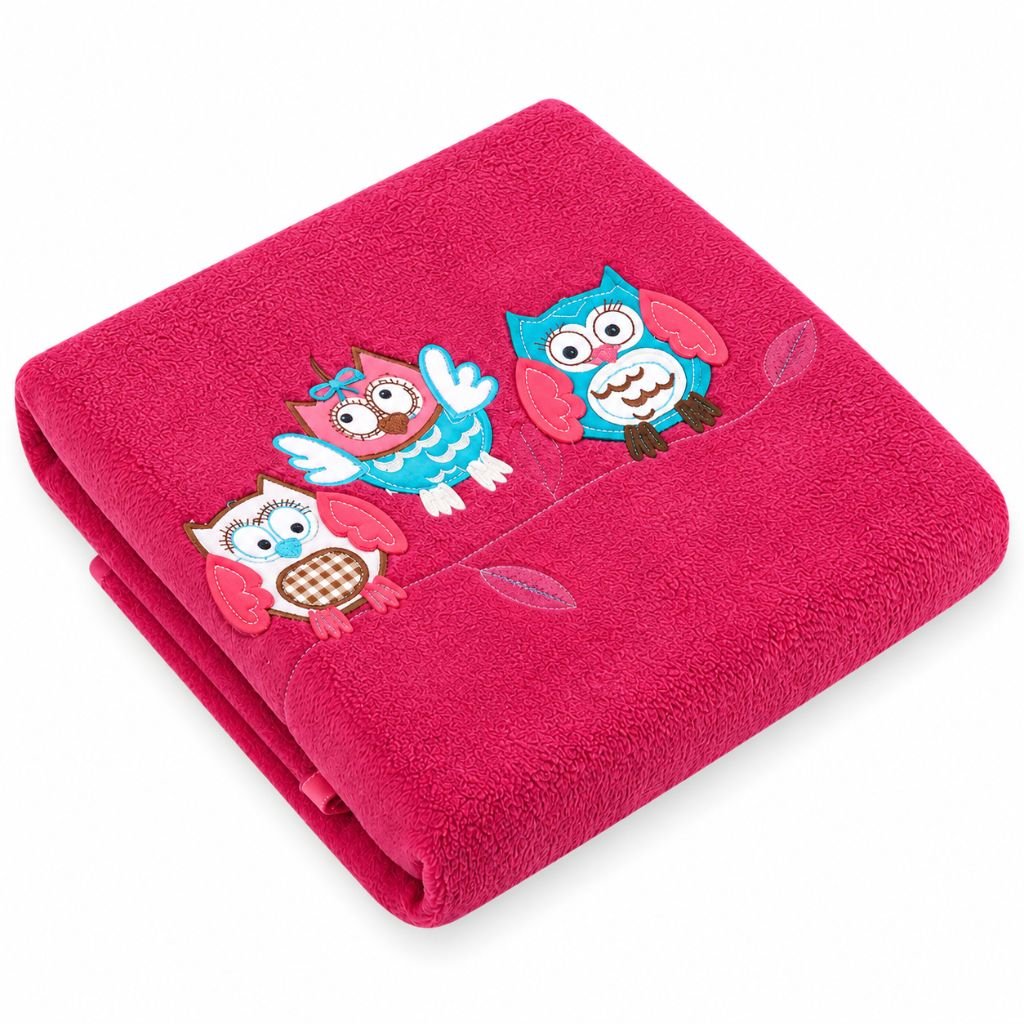Plaid polaire pour bébé coloris fuchsia, plié avec hiboux appliqués