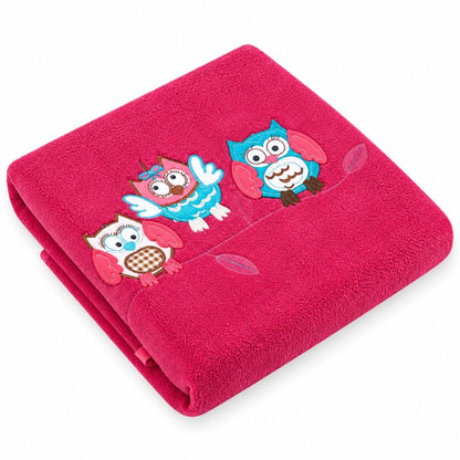 Plaid polaire pour bébé coloris fuchsia, plié avec hiboux appliqués