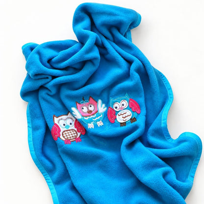 Plaid polaire pour bébé bleu avec hiboux appliqués, drapé