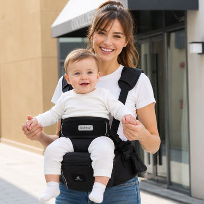 Porte-bébé siège de hanche noir Gabesy – maman en sortie ville avec bébé