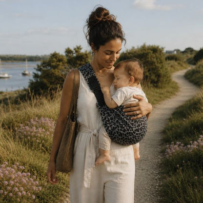 Porte-bébé écharpe léopard – portage face à face pendant une promenade