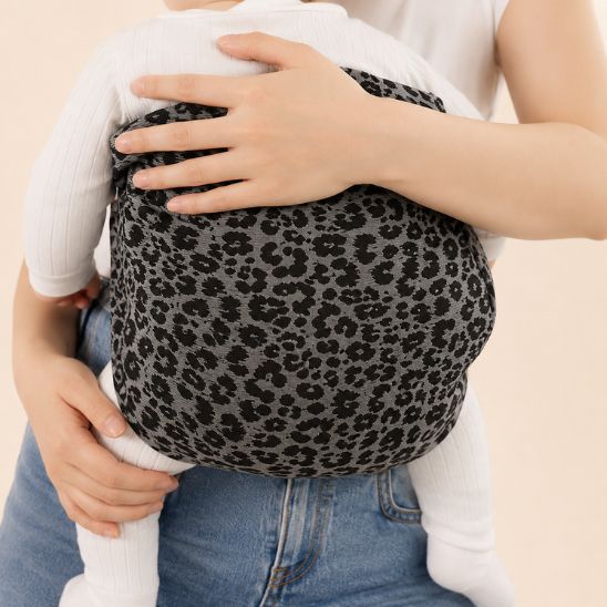 Porte-bébé écharpe léopard – zoom détail tissu et installation