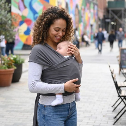 Porte bébé écharpe anthracite – bébé endormi contre sa maman